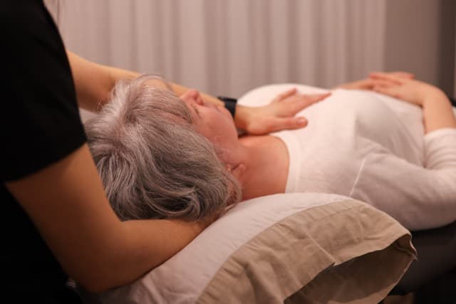 Manipulation en ostéopathie pour personne agée